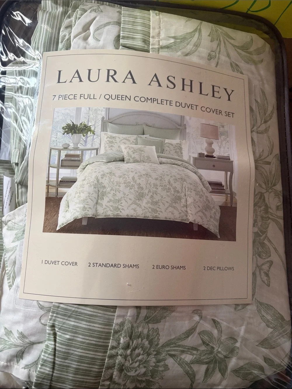 Laura Ashley features 100%